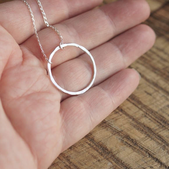 Hammered silver karma pendant NWT - Picture 1 of 4